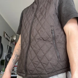 Väst - Skön vår/sommar/höst väst Bra skick Size: Small  För referens är jag 178cm