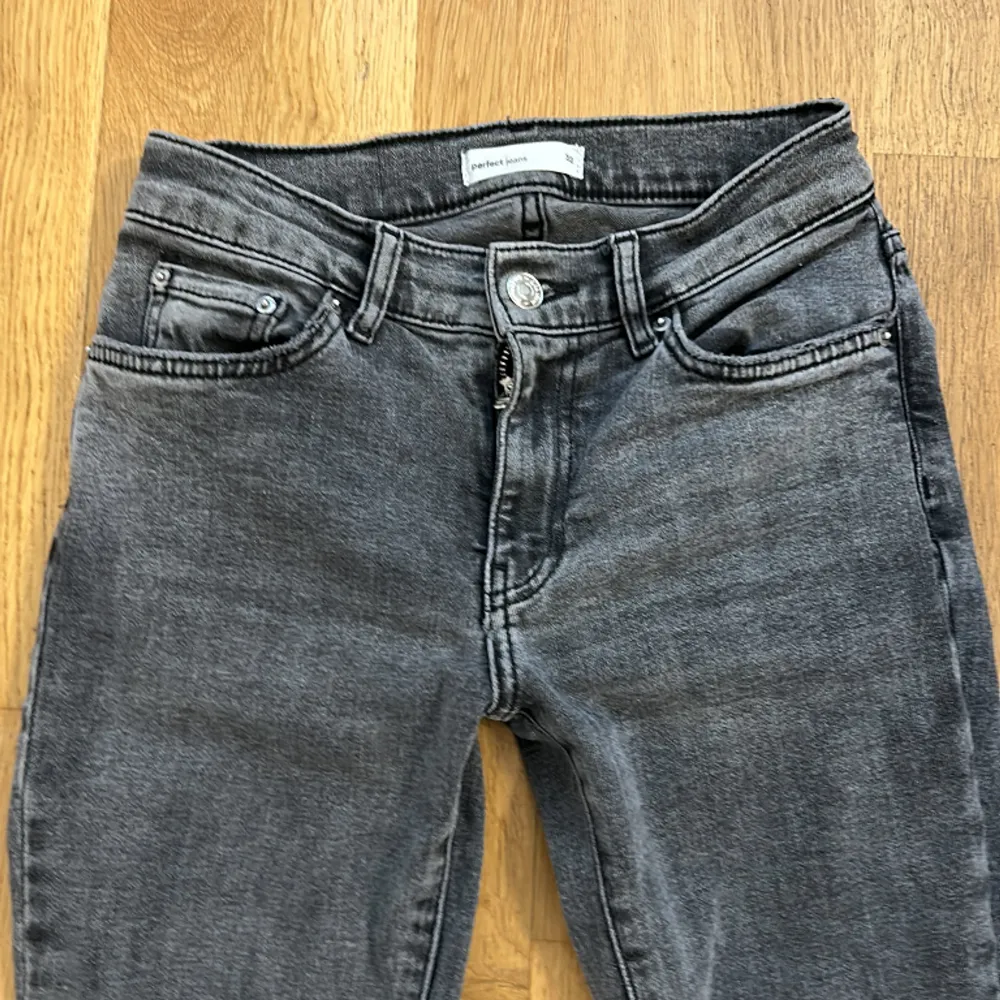 Ett par urtvättade grå jeans från Gina Tricot i storlek 32🩷. Jeans & Byxor.