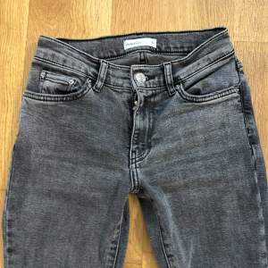Ett par urtvättade grå jeans från Gina Tricot i storlek 32🩷