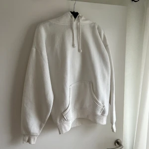 Luvtröja/hoodie  - Vit luvtröja/hoodie från bikbok i storlek xs, ordinarie pris 400kr, mitt pris 199kr.