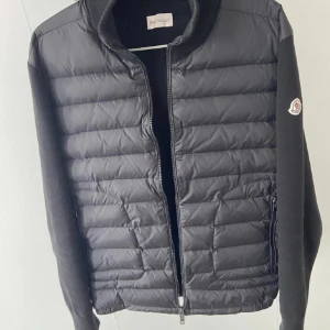 Moncler cardigan  - Tjena ! Säljer nu min moncler cardigan till ett schysst pris , säljer pga att den inte passar mig och vill köpa något nytt . Vid mera bilder och frågor så är det bara att skriva ! Jackan är L men passar väldigt bra om du har M med,pris kan diskuteras