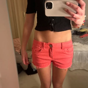 Jeansshorts  - Säljer dessa rosa lågmidjade jeansshorts som är så snygga när man är brun!!