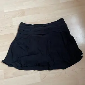Jättefin svart lågmidjad kjol med shorts under från PULL&BEAR. Storlek 38. Dragkedja vid sidan. Frakt tillkommer 💖