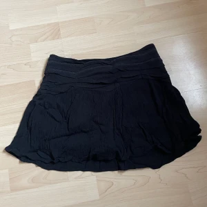 Kjol med shorts - Jättefin svart lågmidjad kjol med shorts under från PULL&BEAR. Storlek 38. Dragkedja vid sidan. Frakt tillkommer 💖