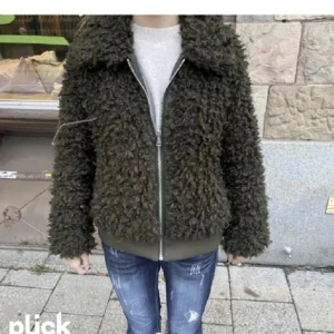 Säljer denna i SVART!!!  - Snyggaste liknande pälsjackan från H&M I färgen SVART🙏🏼använd några gånger men fortfarande jättebra skick!  Passar allt från xs-m