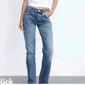 Säljer mina zara mid waist straight jeans, använda 1 gång då dem är för stora💗