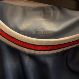 PSG tröja - Använd fåtal gånger Skick 8/10 Storlek 176