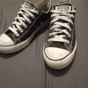 Converse - Säljer mina cornvers låg modell ! Har inte använt dom mycket så skicket är jätte bra 