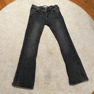 Jeans Gina Young  - Bootcut low west jeans💘Jag har tvättat dem ca 8 gånger och Jag växte ut dom för snabbt. De är slutsålt på ginas hemsida just nu så passa på🥰🥰