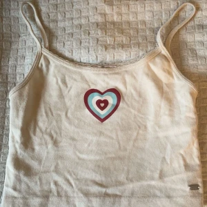 Kort Topp - Perfekt topp till sommaren. Toppen är från Pull&Bear (Pacific Republic) och säljer den pågrund av att den inte kommit till användning. Den säljs inte längre och orginalpriset är 299kr. Hör av dig om interesserad💕