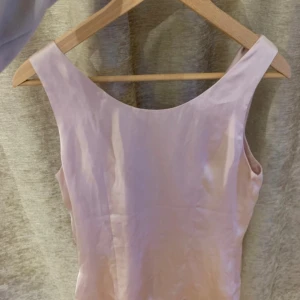 Rosa fint linne - Fin blus med speciella detaljer och skärning  