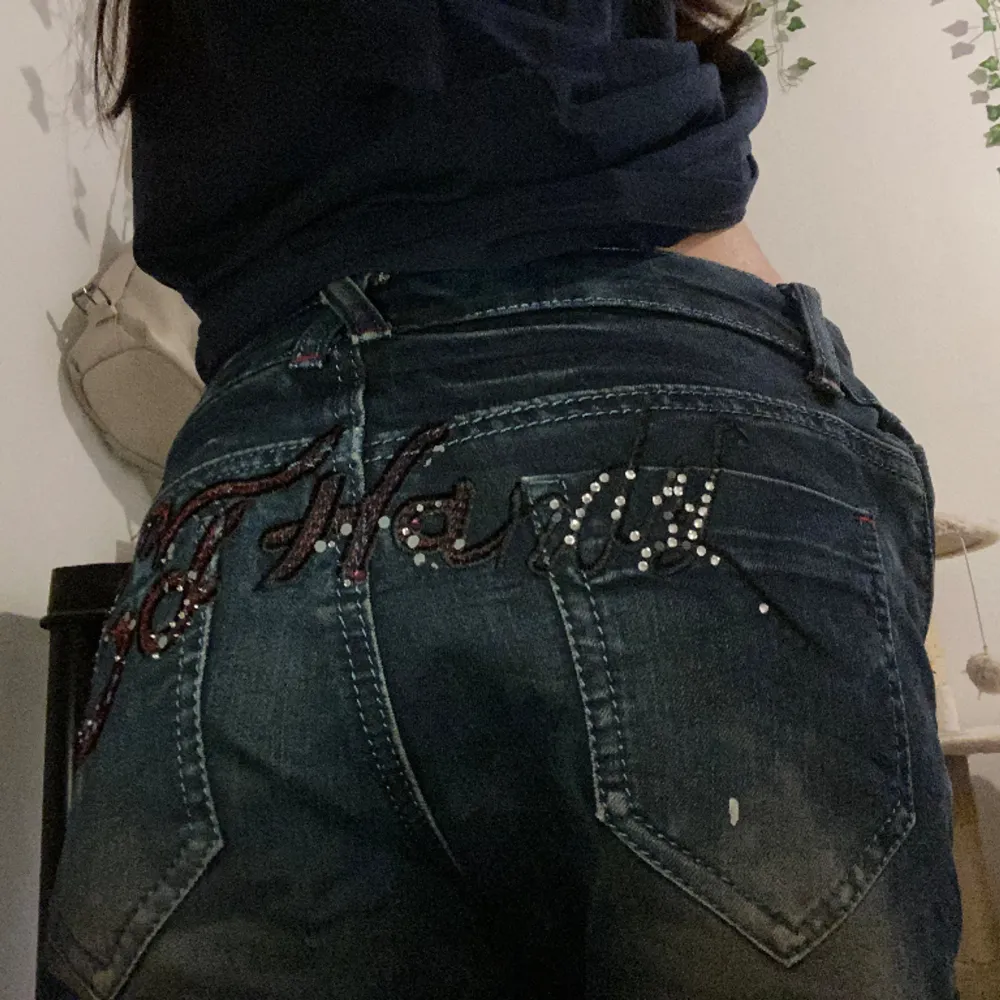 Jätte snygga edhardy jeans med tryck på bakfickorna, vissa diamanter har ramlat av, förlåt för så otydliga bilder men hör gärna av er så skickar jag tydligare 💕 midjemått 37cm (rakt över) Innerbenslängd 77cm . Jeans & Byxor.