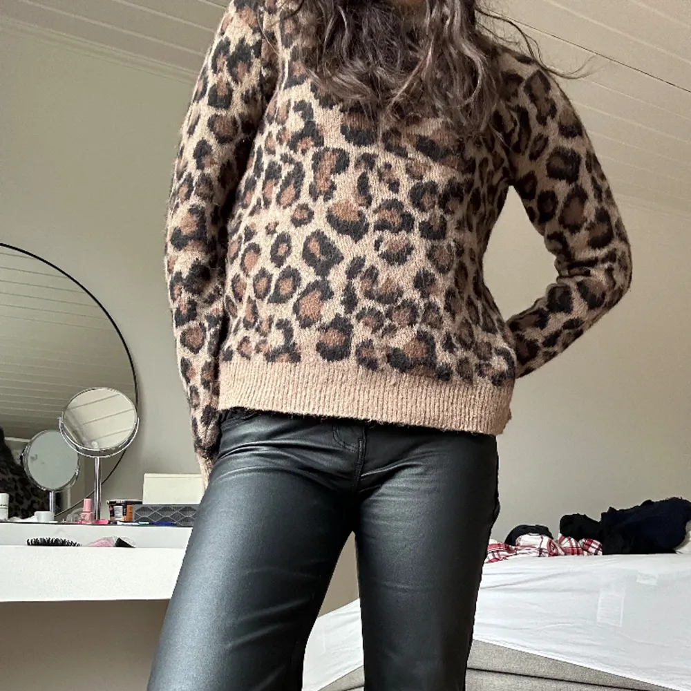 säljer en jättefin stickad trendig leopard tröja då jag redan har 2 andra liknande💕hör av er vid frågor🥰tryck gärna på ”köp nu”. Tröjor & Koftor.