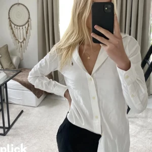 Ralph Lauren skjorta - Så elegant Ralph Lauren skjorta, knappt använd. Stl custom Fit, passar alla från XS-M skulle jag säga☺️