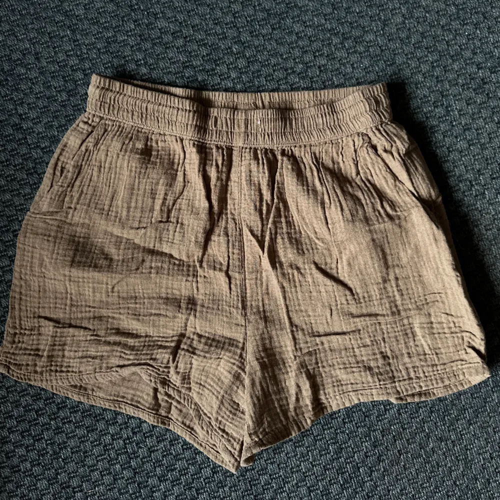 Kortärmad skjorta och shorts, matchande set. Både tröja och shorts är i storlek S  Lite små skavanker på shortsen men väldigt bra skick!. Shorts.