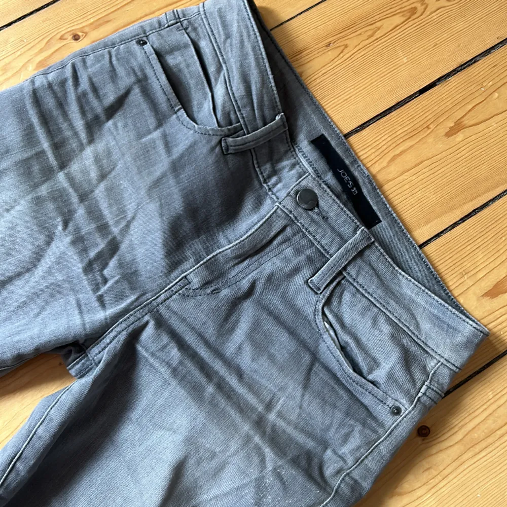 Jättefina grå jeans från Joe’s. Mid/low waist. Lite stora på mig som är xs så passar s och m. I princip nyskick. Jeans & Byxor.