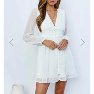 Vit prickig klänning DM - Vit klänning som liknar Adoore i fint skick, endast är använd vid 2 tillfällen. Nypris 900kr, perfekt för student/skolavslutning!