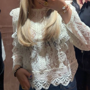 Spetstopp - Säljer denna superfina toppen ifrån Only då de inte är min stil längre. Tröjan är mycket sparsamt anständig och i bra skick. Skriv privat för fler bilder.