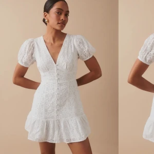 Studentklänning  - Superfin helt slutsåld studentklänning från Gina Tricot i storlek 34 på som jag inte tyckte satt bra på mig tyvärr. Lappen sitter kvar, endast provad. 