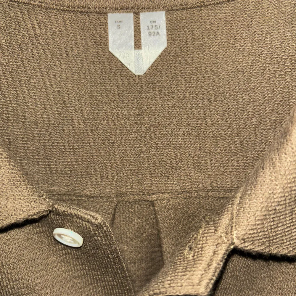 Säljer en brun kortärmad skjorta perfekt till sommaren. Den är från Arket. Storleken är S, men passar både M och L bättre. Nypriset är 699kr och skicket är 10/10, aldrig använd bara tagit bort lappen från tröjan. Skriv vid funderingar.. Skjortor.