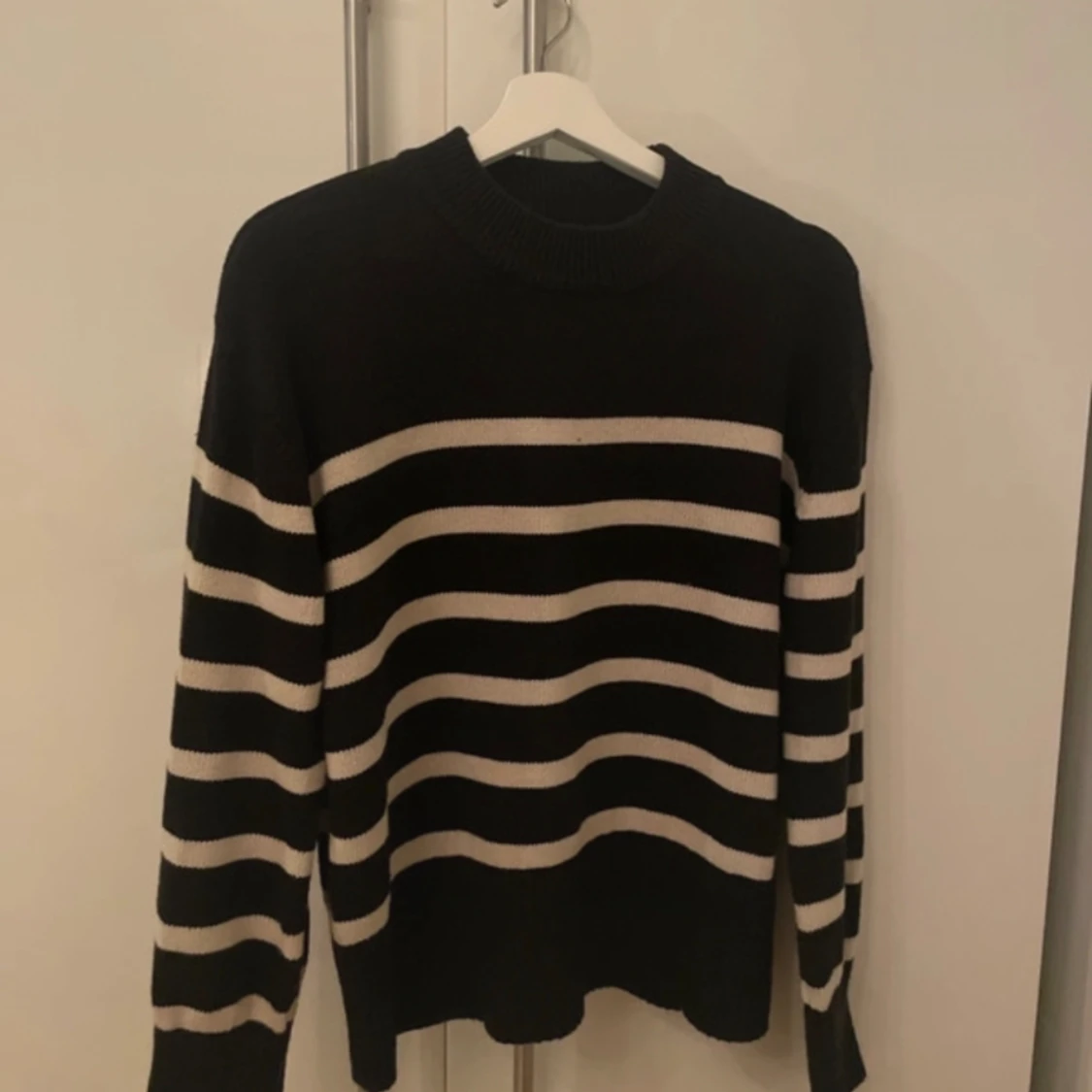 Stickad randig tröja