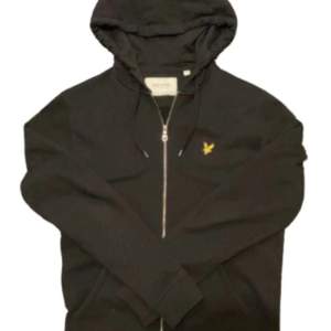En lyle & scott zip hoodie använt några gånger bra kvalite