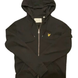 Lyle & scott zip Hoodie svart  - Original pris 1100kr säljs för 350 kr!!! lyle & scott zip hoodie använt några gånger men är i perfekt kvalite