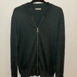 Mörkgrön hel-zip - Säljer en mörkgrön hel-zip från KnowledgeCottonApparel. Nypris är 1299kr och storleken är M. Skicket är 9/10. Skriv vid funderingar.