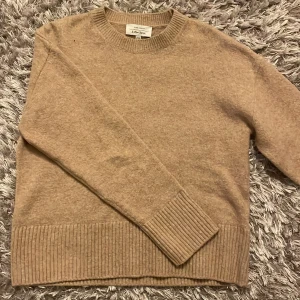 & orter stories tröja - Säljer min supersnygga & orter stories tröja, som har använts en gång, säljer för inte kommit till användning, kan diskutera pris kan ta lägre