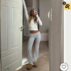 Gråa yoga pants - Säljer ett par gråa yoga pants från nelly då de tyvärr är för långa. De är knappt använda och i väldigt bra skick. De är väldigt sköna och jättefina. Köpta för 300 kr