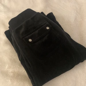 Juicy couture byxor - Byxorna har används ett par fåtal gånger och är i fint skick! 