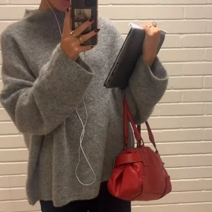 Stickad tröja  - Intressekoll på denna populära stickade tröja från otherstories som inte längre säljs. Tror ny pris låg på 1200kr. 💗