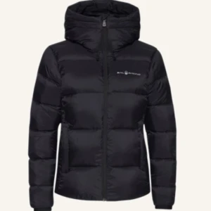 Vinterjacka - Vinterjacka från sailracing.  Nypris 4000kr Har några små hål därav priset