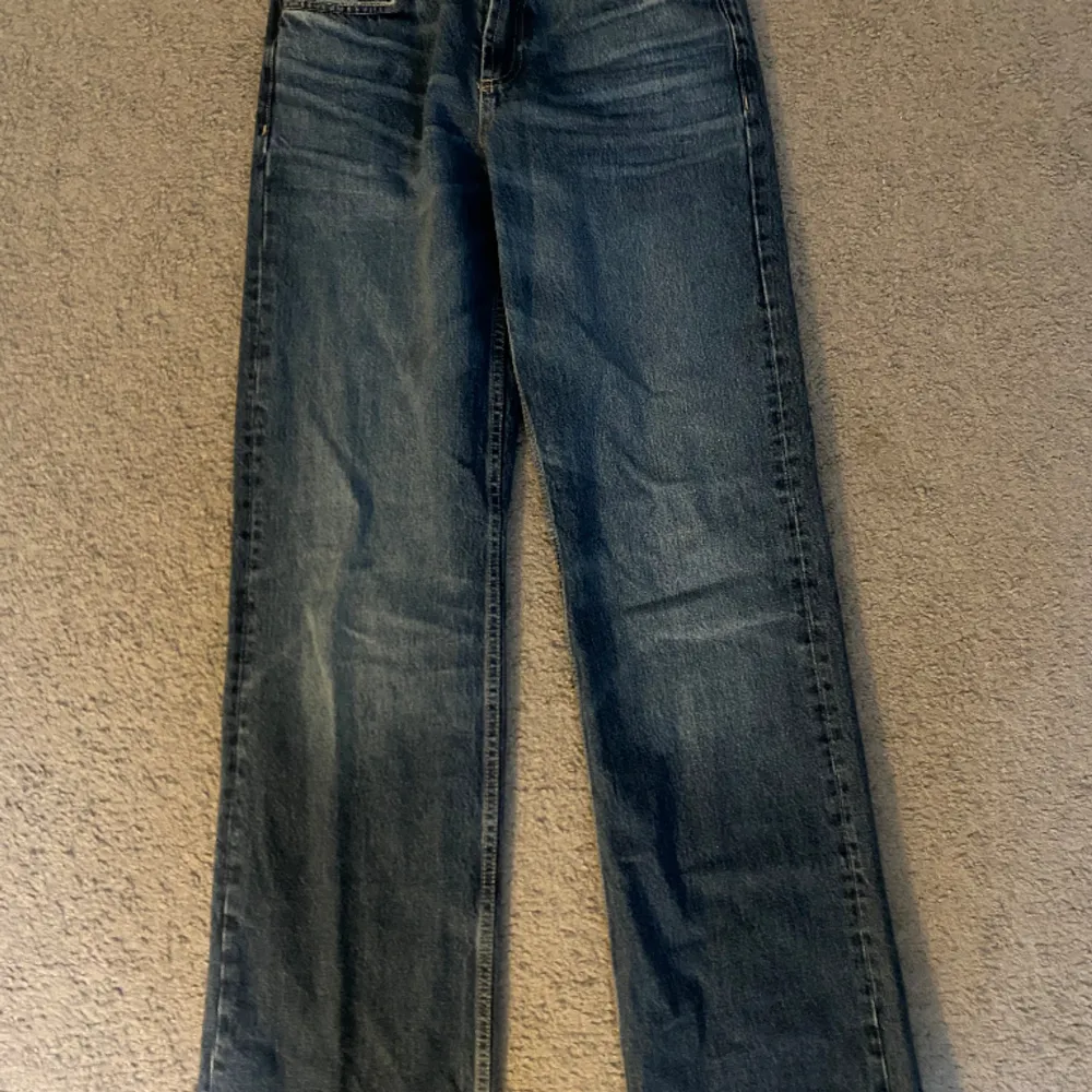 Populära baggy jeans från Zara i storlek 36. Byxorna är även samma modell som på sista bilden (inte min bild). Använda någon enstaka gång men inte mer. . Jeans & Byxor.