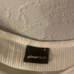 Blus  - Säljer denna vita blus som inte kommer till användning, från Gina och är super fin❤️❤️❤️