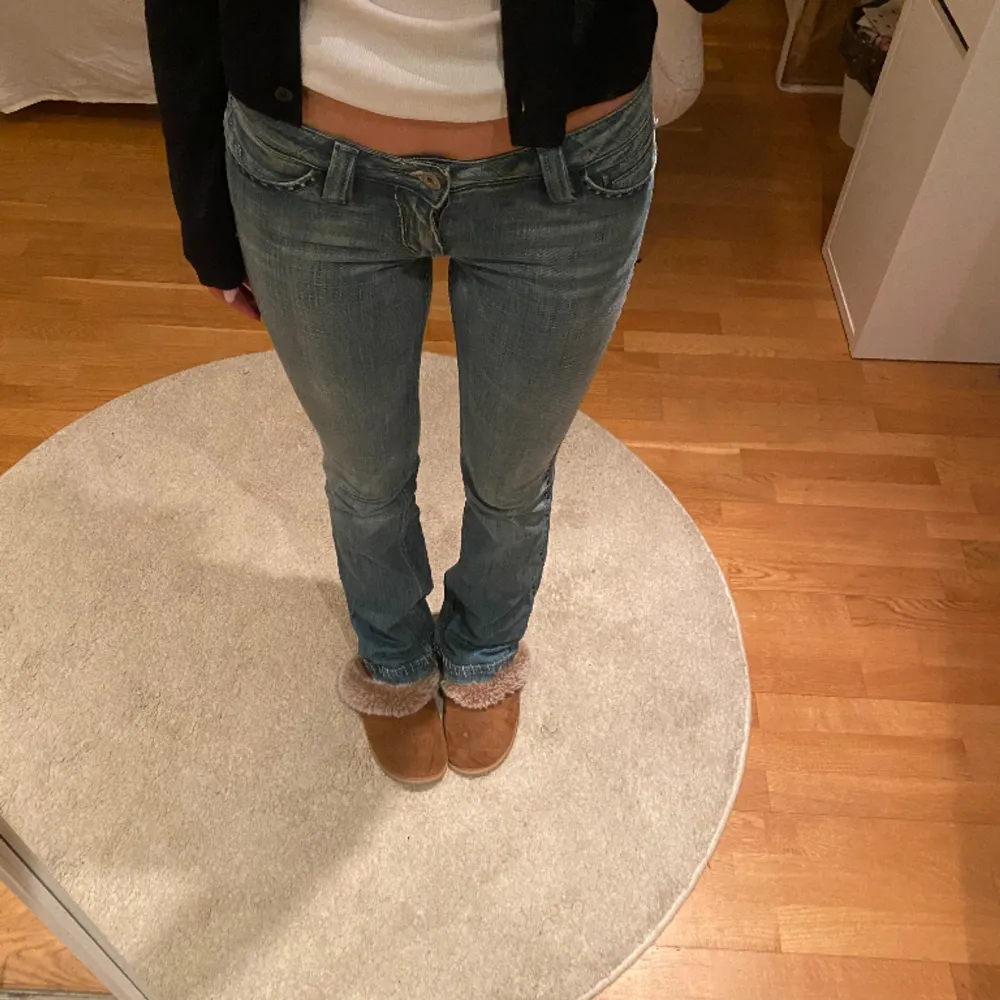 Supersnygga low waist jeans från antik denim!! Bra i längden på mig som är ca 170. Snygga detaljer på bakfickorna och i bra skick!🩷🩷. Jeans & Byxor.