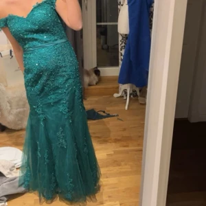 Balklänning - Säljer denna ASsnygga balklänning som jag hade på balen. 