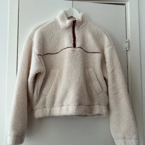 Fluffig tröja  - Fluffig tröja från hm som används enstaka gånger och har nu blivit förliten!