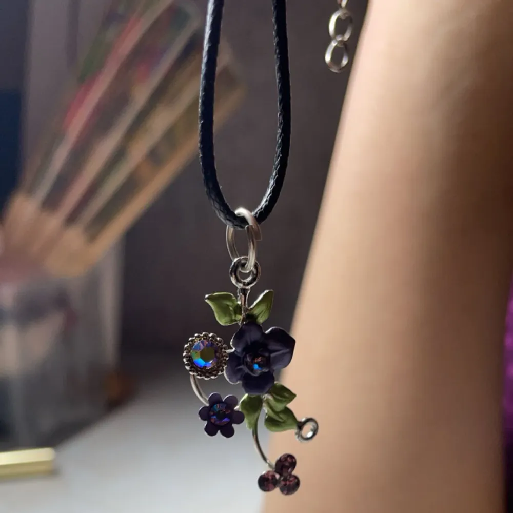 Halsband med blommor och en liten kristall. Den är ny och oanvänd. . Accessoarer.