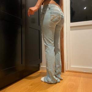 Skitsnygga jeans! Innerbenslängden är 87 midjemått ca 86cm. Köpta för 500kr säljer för 400!
