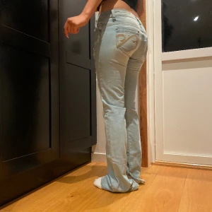 Lågmidjade jeans  - Skitsnygga jeans! Innerbenslängden är 87 midjemått ca 86cm. Köpta för 500kr säljer för 400!