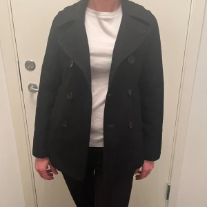 Svart kappa - Säljer denna superfina kappa då jag har flera liknande. Den är i bra skick, storlek 158 men passar mig som är en xs. Perfekt nu till våren!