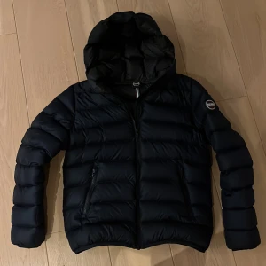 Colmar jacka 14y - Tja Säljer nu min colmar jacka som knappt är använd och har skick 9/10 nu säljer jag jackan gå grund av att jag har växt ut den. storlek på jackan är 14y. Nypris på jackan är 4299 och den är såklart äkta 
