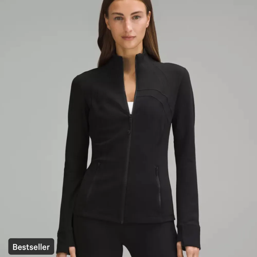 Jättefin röd lululemon define jacket! Storlek 0 vilket motsvarar xxs-xs, tyvärr pyttelite nopprig på sidorna men det är inget som syns när man har på sig den! 🥰Orginalpris 1380kr, pris diskuterbart. Hoodies.