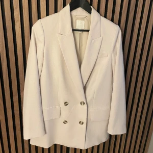 Kavaj  - Beige kavaj från H&M. 