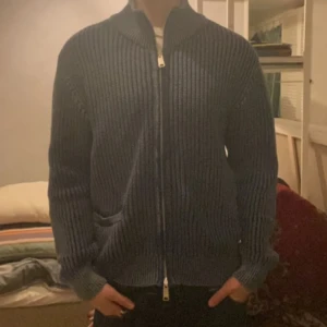 Stickad zip tröja från weekday - Riktigt mysig o skön zip tröja från weekday med ficka på ena sidan, inte för tjock så den passar väl för alla årstider med rätt plagg under eller över👍 Bara att fråga om de finns något som är oklart 😁😁
