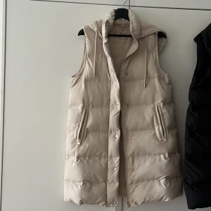 Längre väst från Zara - Beige, längre väst från zara, storlek S helt oanvänd, med luva.