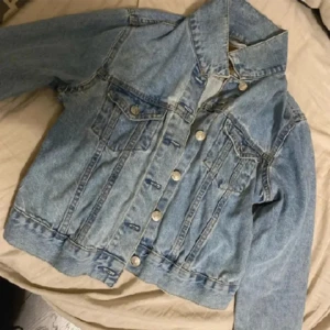 Jeansjacka  - Fin jeansjacka från Lager 157. Knappt använd, bra skick. Hör av dig vid frågor eller intresse💗