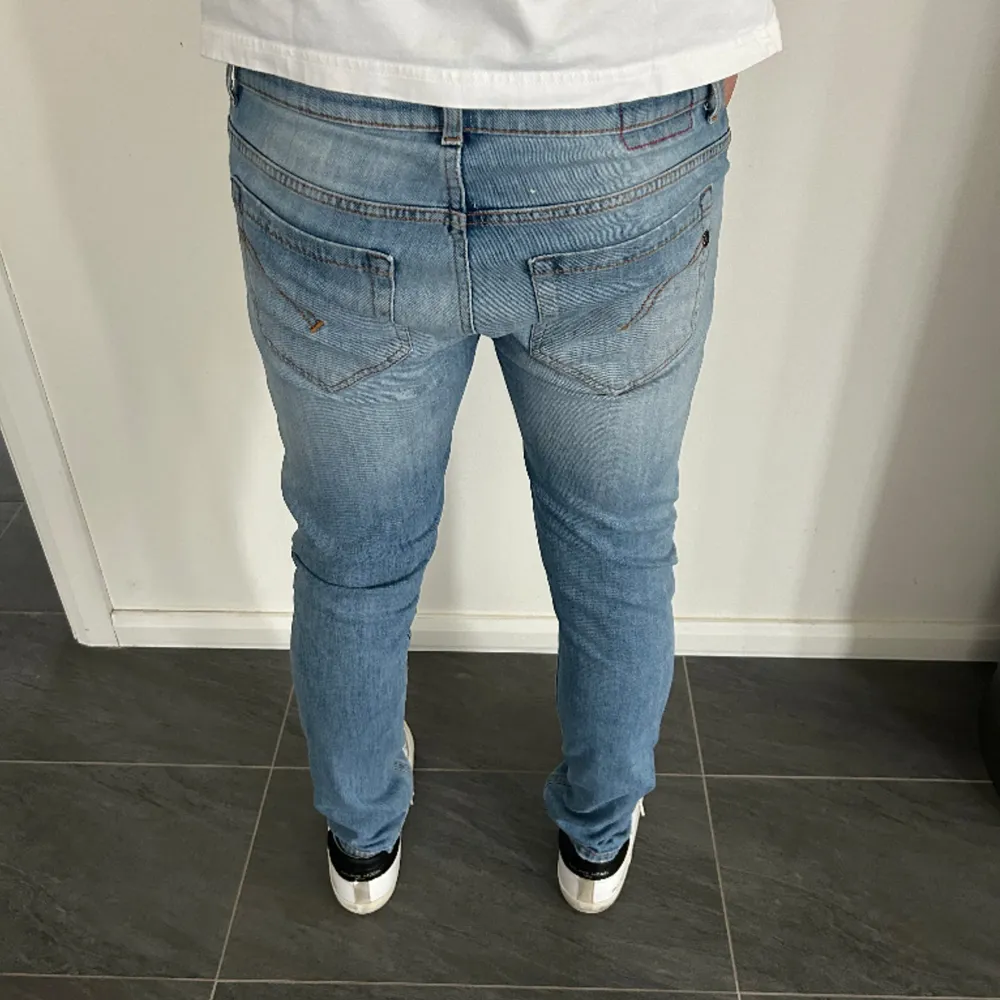 Dondup George jeans | Grymt skick | Storlek 34 | Modellen på bild är 184cm och väger 74kg | Nypris: 2400kr | Fraktar spårbart via Postnord, på köparens bekostnad  | Hör av dig vid minsta fråga eller fundering📩. Jeans & Byxor.