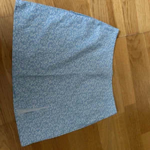 Sommar kjol - Söt och kort sommarkjol, aldrig använd i storlek XS🩵